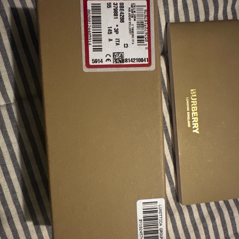 100% Original Burberry Black Rectangular Men’s Su… - image 9